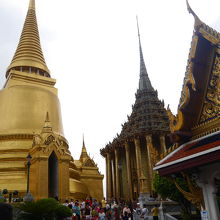 金ぴかの仏舎利の隣りに見えます