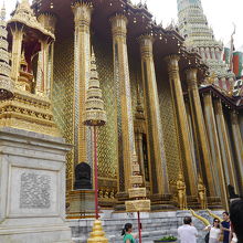 角には黒い仏像が置かれています