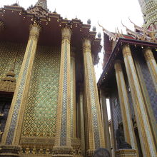 柱に囲まれた建物です