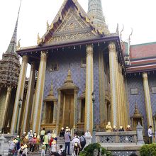 左側に見える尖塔のある屋根が特徴的です