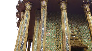 柱に囲まれた尖塔のある建物