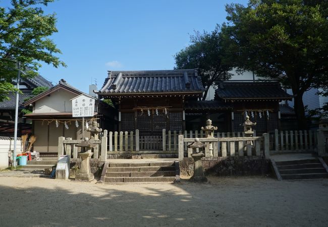 隣りの松秀寺と並んだ祭礼、万燈祭の神社