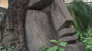 像の後ろをじっくり見ると