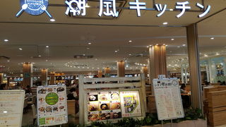 JR辻堂駅とデッキでつながっているショッピングモール