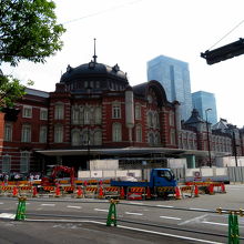 駅の北側から望む