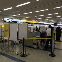 長崎空港スカイマーク、チェックインカウンター。