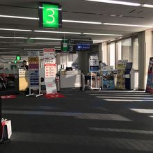 3番搭乗口からボーディングブリッジでの搭乗です。