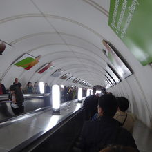 長いエスカレータでホームまで下ります