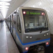 列車です。ドアは急に閉まり、高速で走行します