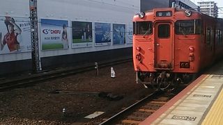 下関駅朝９時前に到着する列車にも関わらず２両編成でした