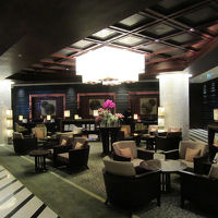 こちらメインロビーには3台のレセプション・デスクがあります