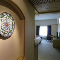 ホワイエには飾り皿