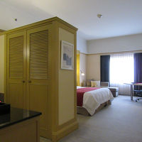 大きな洋服ダンスがベッドの目隠しにもなっています