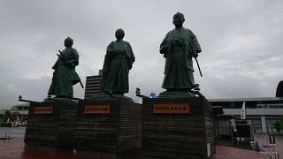 駅前で目立ちます。