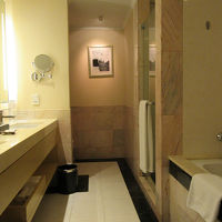 フル装備のバスルームです