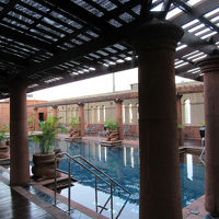 スイミングプールも大人の雰囲気が漂います