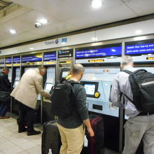 オイスターカードは地下鉄自動販売機で買える