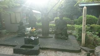 将軍家の墓所前に安置