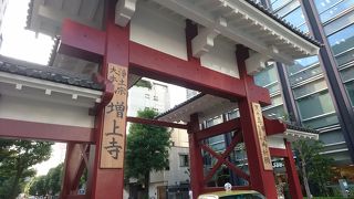 離れていますが増上寺の門です