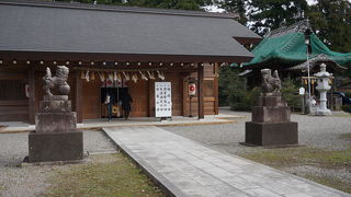 階段の上にある静寂に包まれた神社