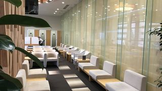 明るく開放的なラウンジです