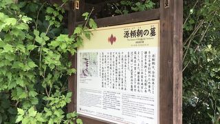 急な階段を上った山の上にある