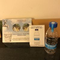 冷蔵庫は空です自前で用意をお勧め。美味しい水をどうぞとボトル