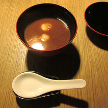 色々とつまんで、最後のぜんざいです