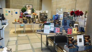 無料の美術館　ショップもある