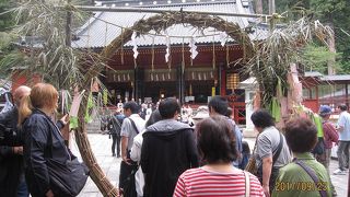 日光二荒山神社は、日光東照宮よりはるか以前に、山岳信仰の「霊場」として始まったことに由来します。