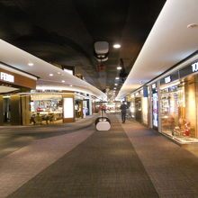 ブランドショップ街も充実