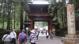 二荒山霊場の開祖・勝道上人の男体山登頂1200年を記念して1982年（昭和57年）に創建されたものです。