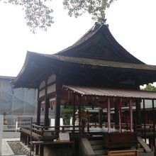 奥の本殿、現在改装中です。