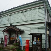 ライトブルーが印象的な日本最古の現役郵便局です