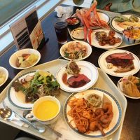 夕食のバイキング料理。