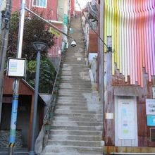 狭い階段が続きます