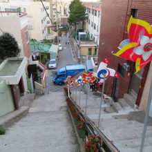 階段の上から下を見ています