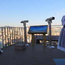 階段の上にある展望台