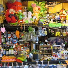 階段の途中にあるおもちゃ屋の店内