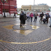 ロシア全道路基点の向こうに広がっているがマネージ広場です。