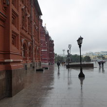 広場に面して戦争博物館もあります