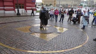 赤の広場観光の通り道にあるマネージ広場