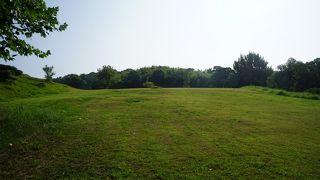 小山をそのまま芝生の広場にしたような