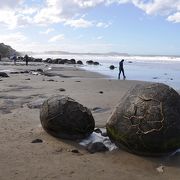 球体の岩がゴロゴロしている海岸。自然の造形だ。干潮時に行こう