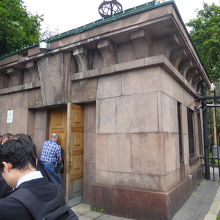 この建物が監視所で守衛チェックがあります