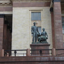 対をなす彫像、こちらは男性が立ち姿です