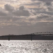 夕暮れ時、ヨットの向こうに見える橋