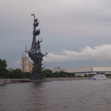 モスクワ川の中州に建設された巨大な像です