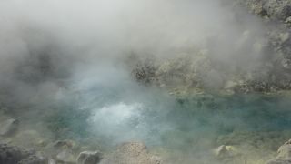温泉が噴き出す