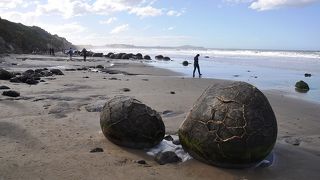球体の岩がゴロゴロしている海岸。自然の造形だ。干潮時に行こう